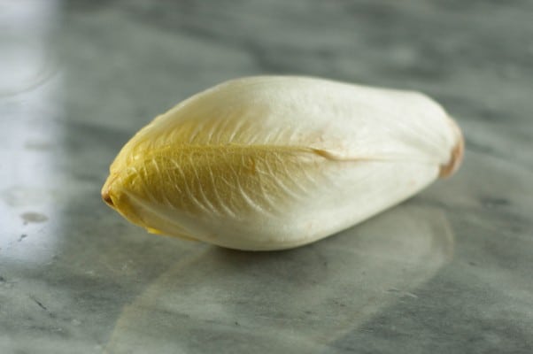 卡拉卡拉橙子鳄梨沙拉。柑橘牛油果沙拉卡拉卡拉橙子，剃茴香，牛油果，牛油果，菊苣和菊苣。一种清爽、色彩丰富、美味可口的沙拉。从开花到干|因为美味www.andrewtoms.com #无谷蛋白#素食#素食