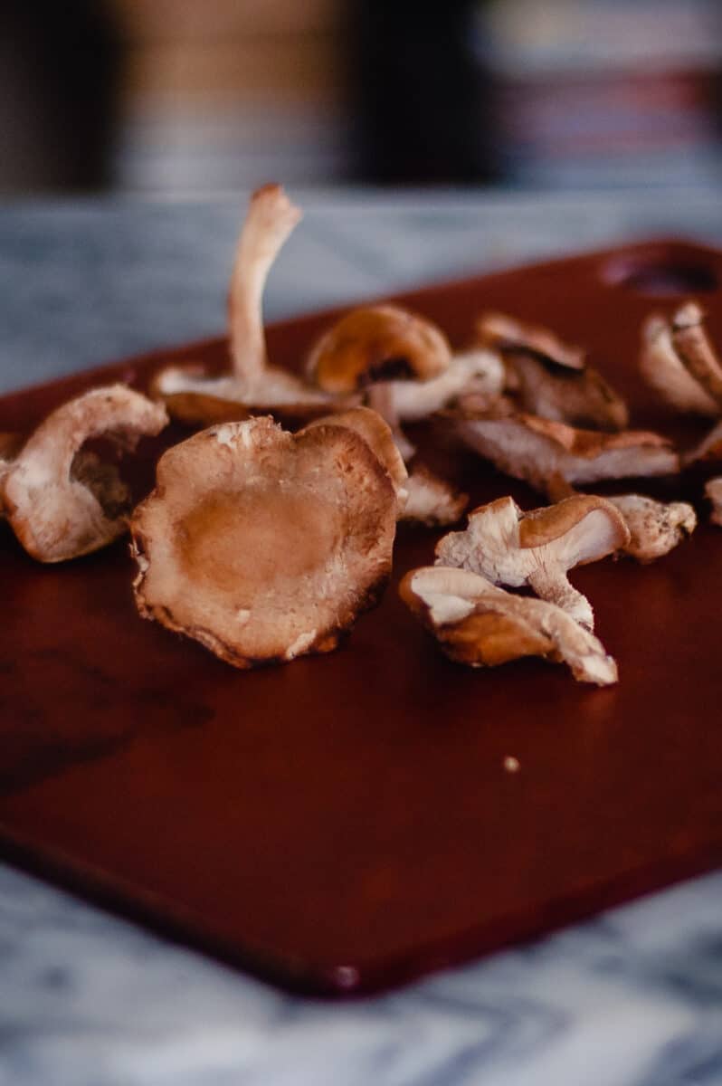 切菜板上的香菇