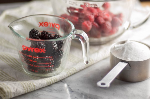 Blackberry-Raspberry灌木。一种适合喜欢酸的人饮用的醋。非常适合成年人不含酒精的汽水或鸡尾酒。从花到茎|因为美味www.andrewtoms.com