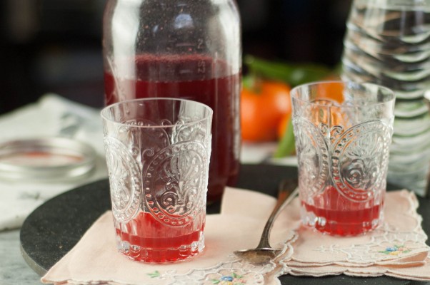 Blackberry-Raspberry灌木。一种适合喜欢酸的人饮用的醋。非常适合成年人不含酒精的汽水或鸡尾酒。从花到茎|因为美味www.andrewtoms.com