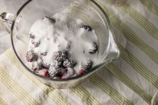 Blackberry-Raspberry灌木。一种适合喜欢酸的人饮用的醋。非常适合成年人不含酒精的汽水或鸡尾酒。从花到茎|因为美味www.andrewtoms.com