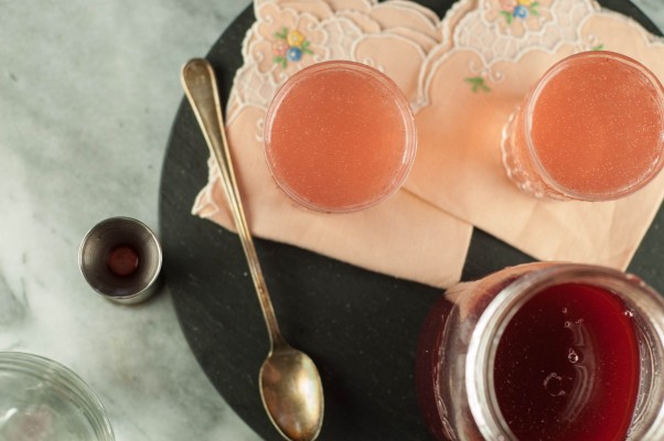 Blackberry-Raspberry灌木。一种适合喜欢酸的人饮用的醋。非常适合成年人不含酒精的汽水或鸡尾酒。从花到茎|因为美味www.andrewtoms.com