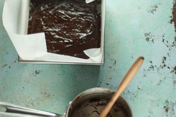 花生酱嘎吱嘎吱的果仁棕褐色。富含巧克力花生酱Feuilletine的浮气果仁巧克力，用咸花生酱奶油漩涡旋转。咸，甜，脆，奶油，美味！从盛开到茎|因为可口www.andrewtoms.com.