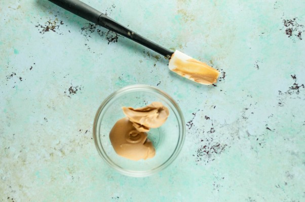 花生酱嘎吱嘎吱的果仁棕褐色。富含巧克力花生酱Feuilletine的浮气果仁巧克力，用咸花生酱奶油漩涡旋转。咸，甜，脆，奶油，美味！从盛开到茎|因为可口www.andrewtoms.com.