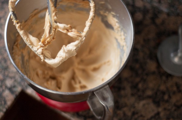 花生酱嘎吱嘎吱的果仁棕褐色。富含巧克力花生酱Feuilletine的浮气果仁巧克力，用咸花生酱奶油漩涡旋转。咸，甜，脆，奶油，美味！从盛开到茎|因为可口www.andrewtoms.com.