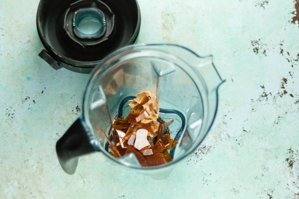 花生酱嘎吱嘎吱的果仁棕褐色。富含巧克力花生酱Feuilletine的浮气果仁巧克力，用咸花生酱奶油漩涡旋转。咸，甜，脆，奶油，美味！从盛开到茎|因为可口www.andrewtoms.com.