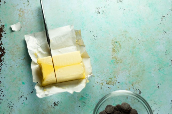 花生酱嘎吱嘎吱的果仁棕褐色。富含巧克力花生酱Feuilletine的浮气果仁巧克力，用咸花生酱奶油漩涡旋转。咸，甜，脆，奶油，美味！从盛开到茎|因为可口www.andrewtoms.com.