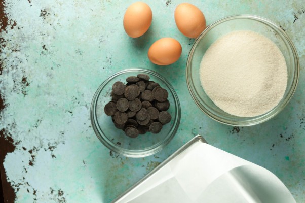 花生酱嘎吱嘎吱的果仁棕褐色。富含巧克力花生酱Feuilletine的浮气果仁巧克力，用咸花生酱奶油漩涡旋转。咸，甜，脆，奶油，美味！从盛开到茎|因为可口www.andrewtoms.com.