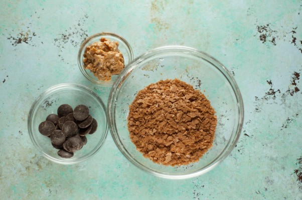 花生酱嘎吱嘎吱的果仁棕褐色。富含巧克力花生酱Feuilletine的浮气果仁巧克力，用咸花生酱奶油漩涡旋转。咸，甜，脆，奶油，美味！从盛开到茎|因为可口www.andrewtoms.com.