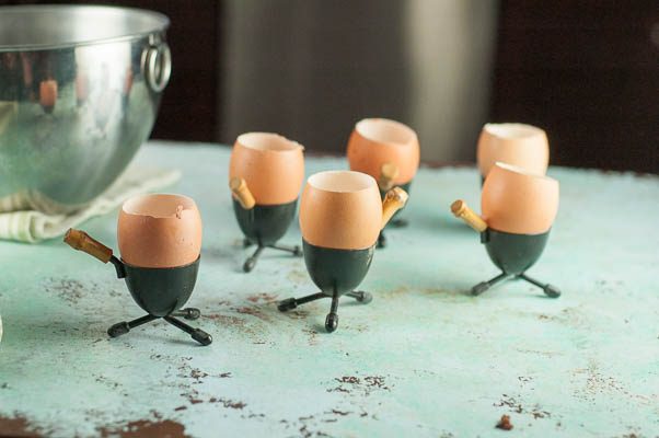 错视画鸡蛋和吐司。柠檬布丁“鸡蛋”配柠檬凝乳蛋黄和茴香籽蛋糕“吐司”。从花到茎|因为美味www.andrewtoms.com