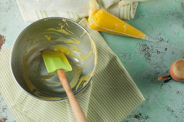 错视画鸡蛋和吐司。柠檬布丁“鸡蛋”配柠檬凝乳蛋黄和茴香籽蛋糕“吐司”。从花到茎|因为美味www.andrewtoms.com