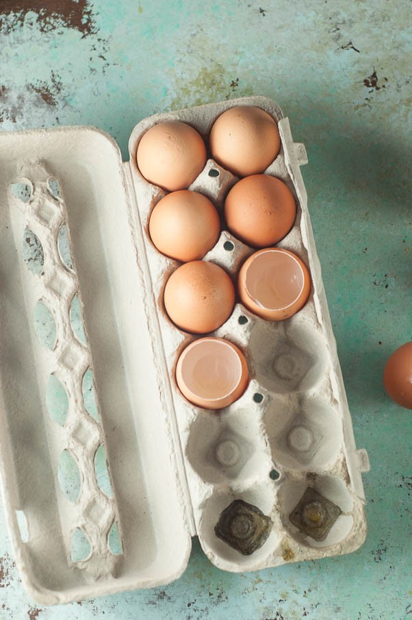 错视画鸡蛋和吐司。柠檬布丁“鸡蛋”配柠檬凝乳蛋黄和茴香籽蛋糕“吐司”。从花到茎|因为美味www.andrewtoms.com