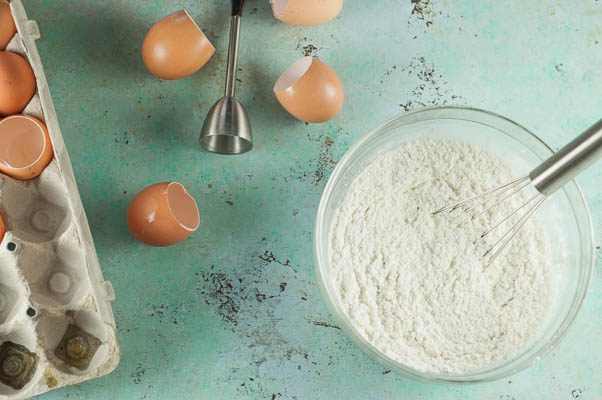 错视画鸡蛋和吐司。柠檬布丁“鸡蛋”配柠檬凝乳蛋黄和茴香籽蛋糕“吐司”。从花到茎|因为美味www.andrewtoms.com