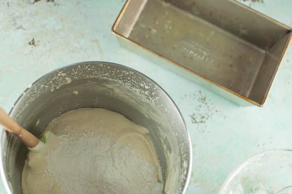 错视画鸡蛋和吐司。柠檬布丁“鸡蛋”配柠檬凝乳蛋黄和茴香籽蛋糕“吐司”。从花到茎|因为美味www.andrewtoms.com