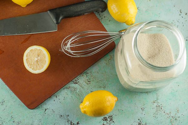 错视画鸡蛋和吐司。柠檬布丁“鸡蛋”配柠檬凝乳蛋黄和茴香籽蛋糕“吐司”。从花到茎|因为美味www.andrewtoms.com