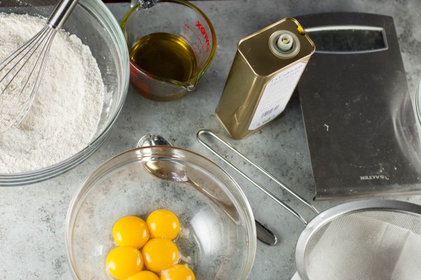 巴伐利亚西番莲。橄榄油雪纺蛋糕浸泡石灰糖浆，充满西番莲果巴伐利亚奶油，顶部与生奶油。一个丰富而轻层蛋糕。从花到茎|因为美味www.flowertostem.net