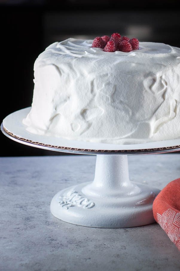 巴伐利亚西番莲。橄榄油雪纺蛋糕浸泡石灰糖浆，充满西番莲果巴伐利亚奶油，顶部与生奶油。从花到茎|因为美味www.flowertostem.net