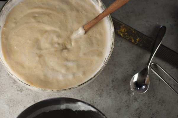 巴伐利亚西番莲。橄榄油雪纺蛋糕浸泡石灰糖浆，充满西番莲果巴伐利亚奶油，顶部与生奶油。一个丰富而轻层蛋糕。从花到茎|因为美味www.flowertostem.net