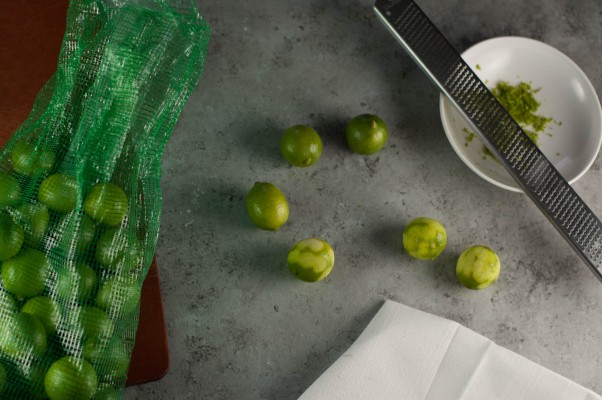 巴伐利亚西番莲。橄榄油雪纺蛋糕浸泡石灰糖浆，充满西番莲果巴伐利亚奶油，顶部与生奶油。一个丰富而轻层蛋糕。从花到茎|因为美味www.flowertostem.net