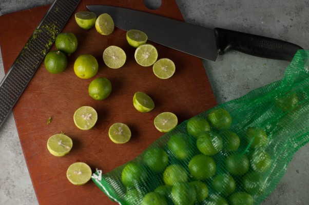 巴伐利亚西番莲。橄榄油雪纺蛋糕浸泡石灰糖浆，充满西番莲果巴伐利亚奶油，顶部与生奶油。一个丰富而轻层蛋糕。从花到茎|因为美味www.flowertostem.net