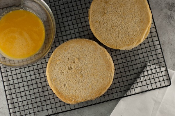 巴伐利亚西番莲。橄榄油雪纺蛋糕浸泡石灰糖浆，充满西番莲果巴伐利亚奶油，顶部与生奶油。一个丰富而轻层蛋糕。从花到茎|因为美味www.flowertostem.net