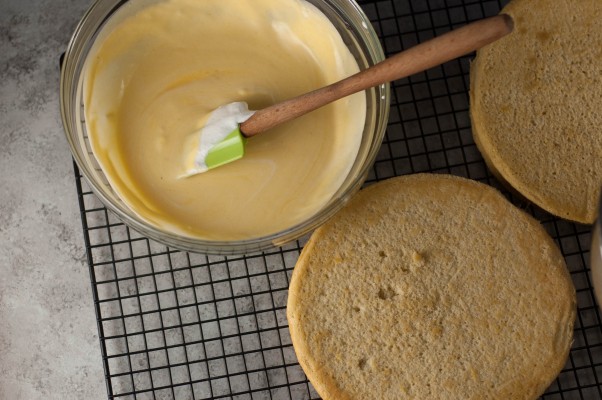 巴伐利亚西番莲。橄榄油雪纺蛋糕浸泡石灰糖浆，充满西番莲果巴伐利亚奶油，顶部与生奶油。一个丰富而轻层蛋糕。从花到茎|因为美味www.flowertostem.net