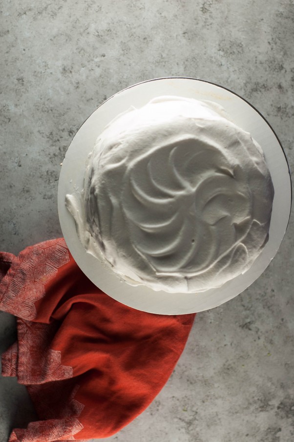 巴伐利亚西番莲。橄榄油雪纺蛋糕浸泡石灰糖浆，充满西番莲果巴伐利亚奶油，顶部与生奶油。一个丰富而轻层蛋糕。从花到茎|因为美味www.flowertostem.net