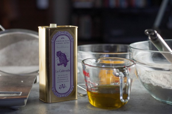 巴伐利亚西番莲。橄榄油雪纺蛋糕浸泡石灰糖浆，充满西番莲果巴伐利亚奶油，顶部与生奶油。一个丰富而轻层蛋糕。从花到茎|因为美味www.flowertostem.net