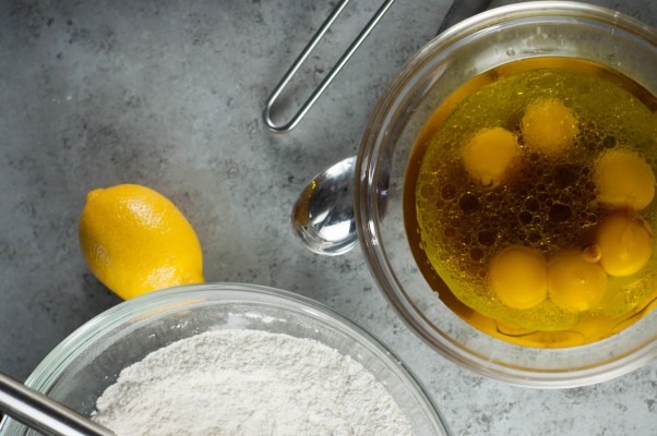 巴伐利亚西番莲。橄榄油雪纺蛋糕浸泡石灰糖浆，充满西番莲果巴伐利亚奶油，顶部与生奶油。一个丰富而轻层蛋糕。从花到茎|因为美味www.flowertostem.net