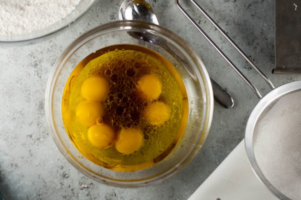 巴伐利亚西番莲。橄榄油雪纺蛋糕浸泡石灰糖浆，充满西番莲果巴伐利亚奶油，顶部与生奶油。一个丰富而轻层蛋糕。从花到茎|因为美味www.flowertostem.net