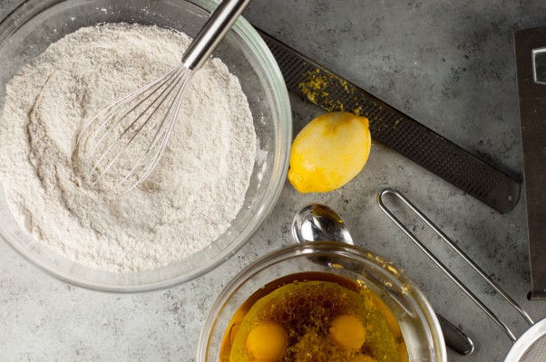 巴伐利亚西番莲。橄榄油雪纺蛋糕浸泡石灰糖浆，充满西番莲果巴伐利亚奶油，顶部与生奶油。一个丰富而轻层蛋糕。从花到茎|因为美味www.flowertostem.net