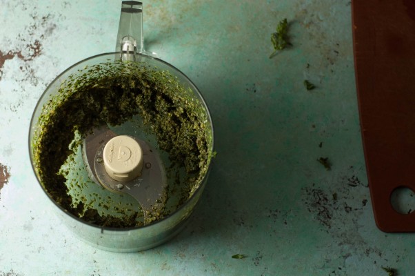 烤胡萝卜配卷心菜和胡萝卜香蒜酱，以及一个女孩和她的绿色蔬菜从花到茎的回顾|因为美味www.flowertostem.net