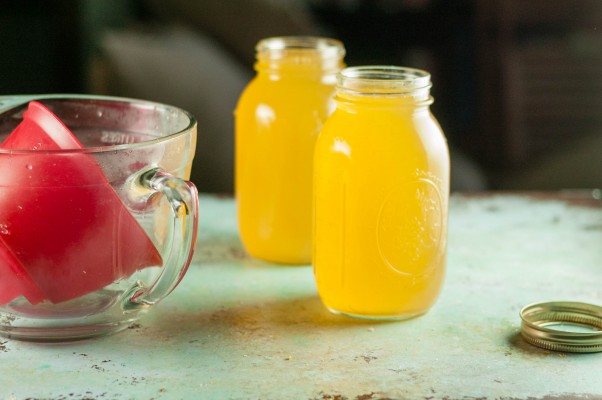 韦伯花亲切。一个易于糖浆和柑橘的糖浆，可享用美味的自制苏打水或鸡尾酒搅拌机。从盛开到茎|因为可口www.andrewtoms.com.