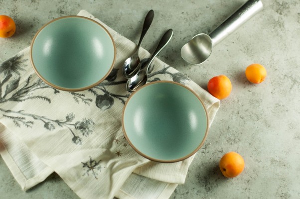 喜欢冰淇淋。冰凉片，带有芹菜，欧芹，石灰和几乎薄荷的新鲜的冰淇淋。从盛开到茎|因为可口www.andrewtoms.com.