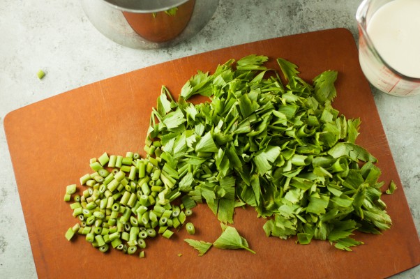 喜欢冰淇淋。冰凉片，带有芹菜，欧芹，石灰和几乎薄荷的新鲜的冰淇淋。从盛开到茎|因为可口www.andrewtoms.com.