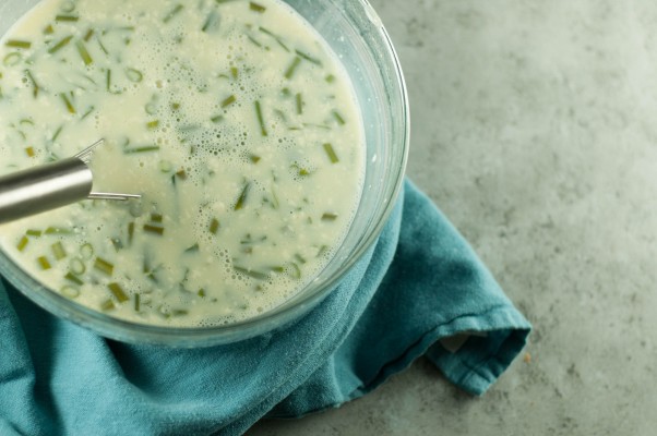 喜欢冰淇淋。冰凉片，带有芹菜，欧芹，石灰和几乎薄荷的新鲜的冰淇淋。从盛开到茎|因为可口www.andrewtoms.com.