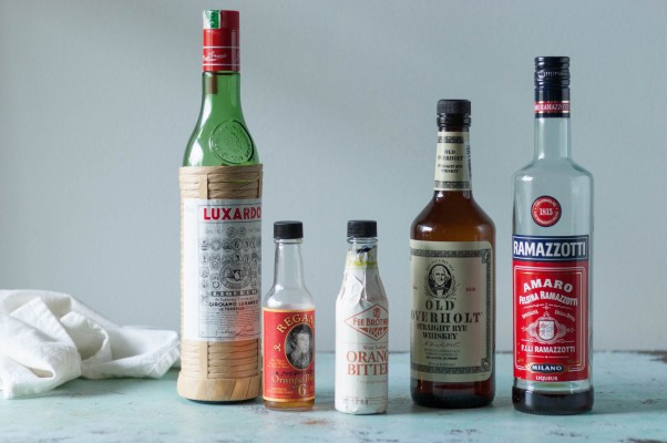 布鲁克林鸡尾酒。一种不那么甜的曼哈顿变种，加入黑麦威士忌、干苦艾酒、拉马索蒂阿马罗、马拉斯奇诺利口酒和橘子苦酒。我最喜欢的鸡尾酒之一。www.andrewtoms.com