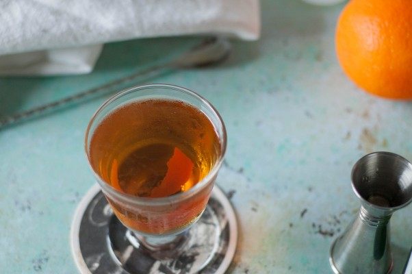 布鲁克林鸡尾酒。一种不那么甜的曼哈顿变种，加入黑麦威士忌、干苦艾酒、拉马索蒂阿马罗、马拉斯奇诺利口酒和橘子苦酒。我最喜欢的鸡尾酒之一。www.andrewtoms.com