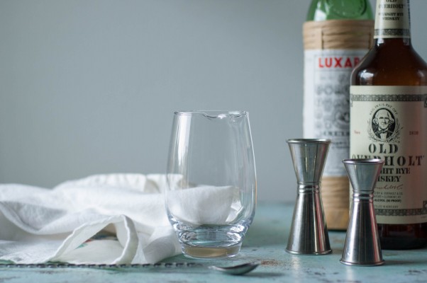 布鲁克林鸡尾酒。一种不那么甜的曼哈顿变种，加入黑麦威士忌、干苦艾酒、拉马索蒂阿马罗、马拉斯奇诺利口酒和橘子苦酒。我最喜欢的鸡尾酒之一。www.andrewtoms.com