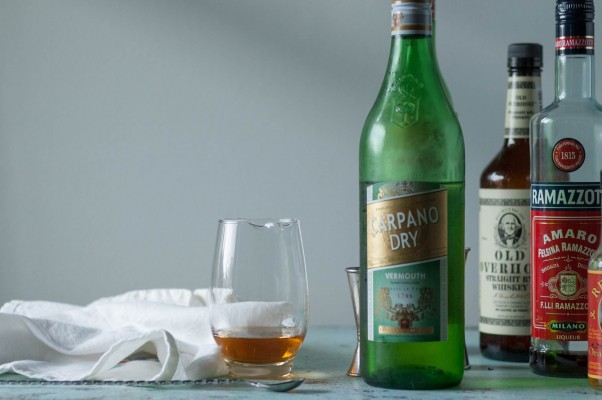 布鲁克林鸡尾酒。一种不那么甜的曼哈顿变种，加入黑麦威士忌、干苦艾酒、拉马索蒂阿马罗、马拉斯奇诺利口酒和橘子苦酒。我最喜欢的鸡尾酒之一。www.andrewtoms.com