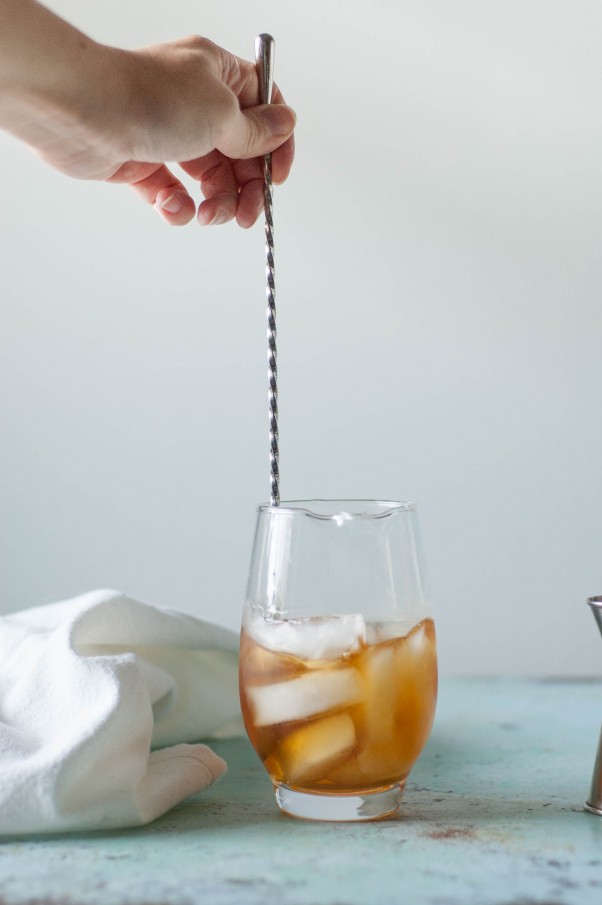 布鲁克林鸡尾酒。一种不那么甜的曼哈顿变种，加入黑麦威士忌、干苦艾酒、拉马索蒂阿马罗、马拉斯奇诺利口酒和橘子苦酒。我最喜欢的鸡尾酒之一。www.andrewtoms.com