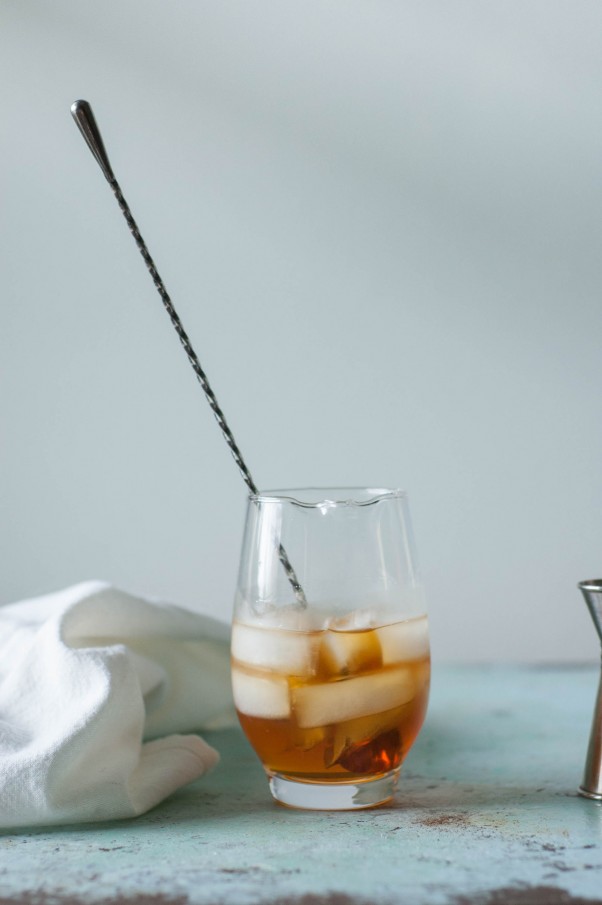 布鲁克林鸡尾酒。一种不那么甜的曼哈顿变种，加入黑麦威士忌、干苦艾酒、拉马索蒂阿马罗、马拉斯奇诺利口酒和橘子苦酒。我最喜欢的鸡尾酒之一。www.andrewtoms.com