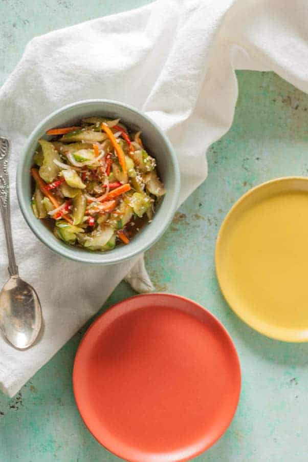 黄瓜泡菜。寒冷，脆脆，质朴的美味。一个更新，kimchi比较着名的白菜版本。无麸质，乳制品免费。从盛开到茎|www.andrewtoms.com.