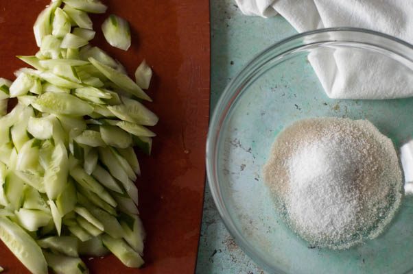 黄瓜泡菜。寒冷，脆脆，质朴的美味。一个更新，kimchi比较着名的白菜版本。无麸质，乳制品免费。从盛开到茎|www.andrewtoms.com.