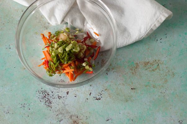 黄瓜泡菜。寒冷，脆脆，质朴的美味。一个更新，kimchi比较着名的白菜版本。无麸质，乳制品免费。从盛开到茎|www.andrewtoms.com.