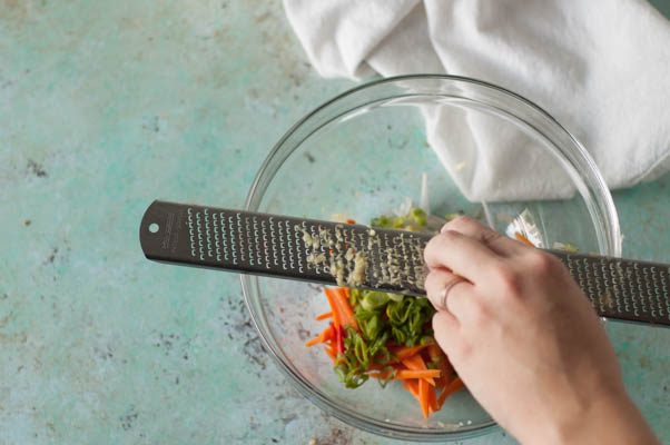 黄瓜泡菜。寒冷，脆脆，质朴的美味。一个更新，kimchi比较着名的白菜版本。无麸质，乳制品免费。从盛开到茎|www.andrewtoms.com.