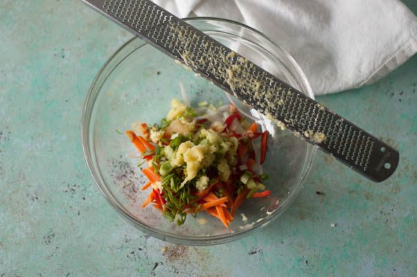 黄瓜泡菜。寒冷，脆脆，质朴的美味。一个更新，kimchi比较着名的白菜版本。无麸质，乳制品免费。从盛开到茎|www.andrewtoms.com.