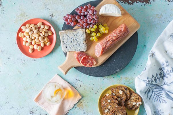 外籍鸡尾酒。与Gran Classico和Carpano干苦艾酒的Americano的扭曲。光，闪闪发光，苦涩，刷新。一个完美的aperitivo。从盛开到茎|因为美味|www.andrewtoms.com.