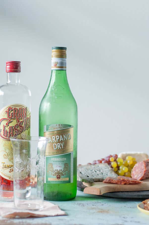 空的玻璃用gran classico和carpano干苦艾酒在背景中