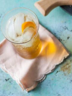 外派鸡尾酒头顶上的玻璃杯